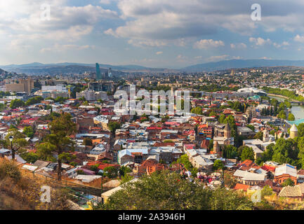 Panorama di Tbilisi in una giornata di sole Foto Stock