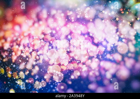 Abstract glitter luci e stelle. Festosa di colori blu e bianco annata spumanti sfondo . Bokeh sfocata sullo sfondo di Natale con i fiocchi di neve Foto Stock
