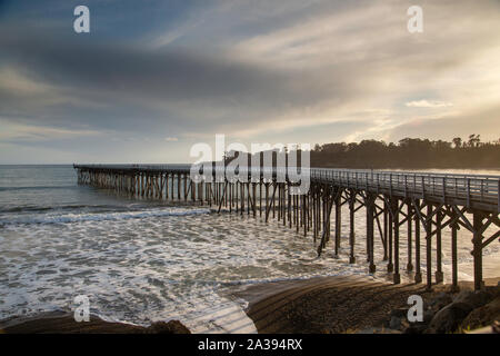 Il molo di legno al tramonto, California Foto Stock