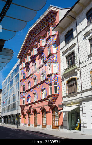 Facciata decorata di (Vurnikova hiša) Cooperativa Business Bank building , Miklošičeva cesta, Città Vecchia, Lubiana, Slovenia Foto Stock