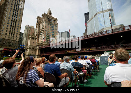 I turisti su architettura di Chicago centro visite fiume Chicago riverboat tour in procinto di passare sotto il ponte dusable Chicago in Illinois negli Stati Uniti di un Foto Stock