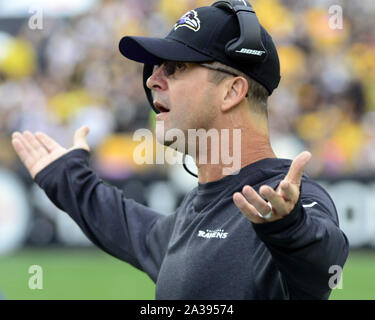 Pittsbugh, Stati Uniti. 06 ott 2019. Baltimore Ravens head coach John Harbaugh Pittsburgh Steelers intercettazione contro i corvi nel primo trimestre a Heinz Field di Pittsburgh lunedì 6 ottobre 2019. Foto di Archie Carpenter/UPI Credito: UPI/Alamy Live News Foto Stock