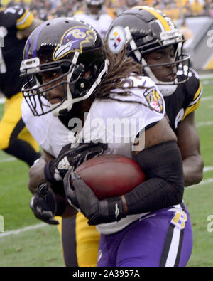 Pittsbugh, Stati Uniti. 06 ott 2019. Pittsburgh Steelers wide receiver James Washington (13) spinge Baltimore Ravens Josh Byne fuori dai limiti seguenti la sua intercettazione nel primo trimestre a Heinz Field di Pittsburgh lunedì 6 ottobre 2019. Foto di Archie Carpenter/UPI Credito: UPI/Alamy Live News Foto Stock