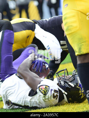 Pittsbugh, Stati Uniti. 06 ott 2019. Baltimore Ravens wide receiver Marquise marrone (15) rotoli nella zona di estremità per un touchdown nel secondo trimestre contro Pittsburgh Steelers a Heinz Field di Pittsburgh lunedì 6 ottobre 2019. Foto di Archie Carpenter/UPI Credito: UPI/Alamy Live News Foto Stock