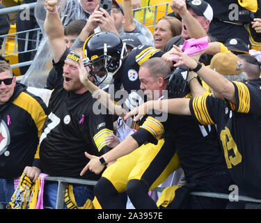 Pittsbugh, Stati Uniti. 06 ott 2019. Pittsburgh Steelers wide receiver Smith-Schuster JuJu (19) celebra il suo 35 yard touchdown reception con i tifosi durante il primo trimestre contro i Baltimore Ravens presso Heinz Field di Pittsburgh lunedì 6 ottobre 2019. Foto di Archie Carpenter/UPI Credito: UPI/Alamy Live News Foto Stock