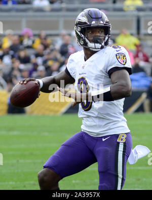 Pittsbugh, Stati Uniti. 06 ott 2019. Baltimore Ravens quarterback Lamar Jackson (8) genera nel secondo trimestre contro Pittsburgh Steelers nel primo trimestre a Heinz Field di Pittsburgh lunedì 6 ottobre 2019. Foto di Archie Carpenter/UPI Credito: UPI/Alamy Live News Foto Stock