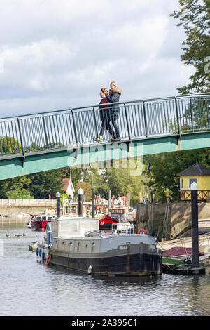 Il Footbridge di Anguilla isola a torta, Twickenham, London Borough of Richmond upon Thames, Greater London, England, Regno Unito Foto Stock