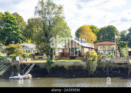 Riverside bungalow sulla torta di Anguilla Isola, Twickenham, Borough di Richmond upon Thames, Greater London, England, Regno Unito Foto Stock