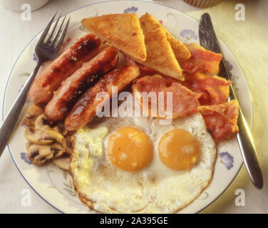 La completa prima colazione inglese con uova fritte, sauasages, pancetta e pane fritto, Berkshire, Inghilterra, Regno Unito