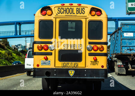 VISTA POSTERIORE DELL'AUTOBUS DELLA SCUOLA DEGLI STATI UNITI Foto Stock
