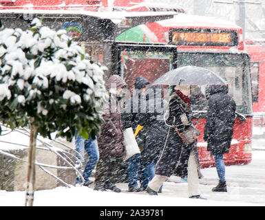 Belgrado, Serbia - Gennaio 3, 2019: persone in attesa per i mezzi di trasporto pubblico presso la fermata degli autobus in pesante la bufera di neve in inverno Foto Stock