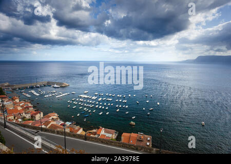 Moody nuvole temporalesche sopra il Mar Mediterraneo a Scilla Calabria Italia meridionale Foto Stock