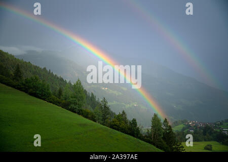 Doppio Arcobaleno oltre il lussureggiante paesaggio alpino, Lienz, Austria Foto Stock