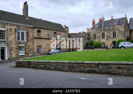 Guardando verso il Palazzo Vecchio ingresso in Lincoln Inghilterra da Greestone luogo e Minster cantiere Foto Stock