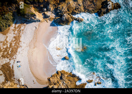 Vista aerea delle onde che si infrangono sulla spiaggia, Calvi, Corsica, Francia Foto Stock