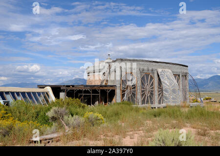 Edifici e metodi di costruzione a Earthship Biotecture appena outsde di Taos, Nuovo Messico.bat è il centro principale del campus. Foto Stock