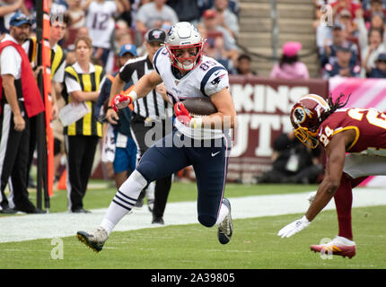 New England Patriots manualmente l'estremità Ryan Izzo (85) avanza la palla dopo aver effettuato una cattura nel primo trimestre contro Washington Redskins a FedEx in campo Landover, Maryland, domenica 6 ottobre 2019. La difesa sul gioco è Washington Redskins cornerback Josh Norman (24).Credit: Ron Sachs/CNP | Utilizzo di tutto il mondo Foto Stock