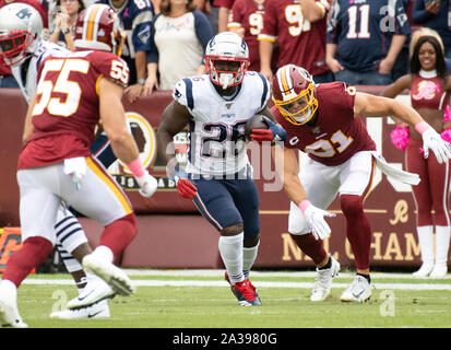 New England Patriots running back Sony Michel (26) porta la palla nel primo trimestre contro Washington Redskins a FedEx in campo Landover, Maryland, domenica 6 ottobre 2019.Credit: Ron Sachs/CNP | Utilizzo di tutto il mondo Foto Stock