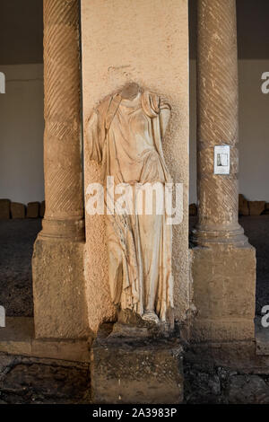 Statua romana del libera nell'antica città romana di Timgad in Algeria Foto Stock