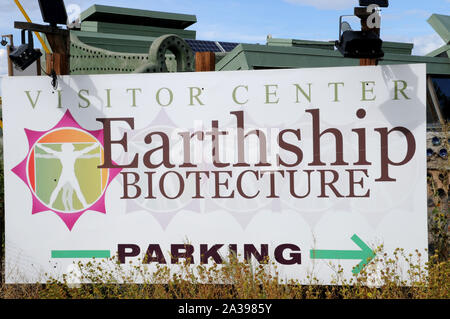 Segno indirizzare i visitatori al Earthship Biotecture complesso sulla periferia di Taos New Mexico USA. Foto Stock