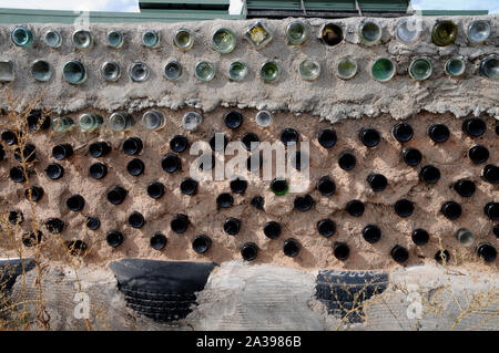 Edifici e metodi di costruzione a Earthship Biotecture appena outsde di Taos, Nuovo Messico.bat è il centro principale del campus. Foto Stock