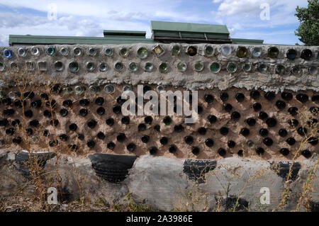 Edifici e metodi di costruzione a Earthship Biotecture appena outsde di Taos, Nuovo Messico.bat è il centro principale del campus. Foto Stock