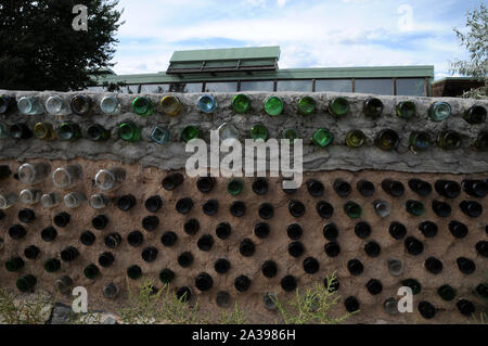 Edifici e metodi di costruzione a Earthship Biotecture appena outsde di Taos, Nuovo Messico.bat è il centro principale del campus. Foto Stock