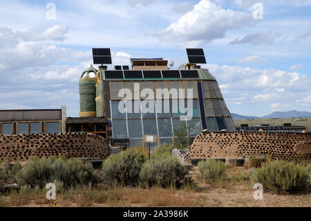 Edifici e metodi di costruzione a Earthship Biotecture appena outsde di Taos, Nuovo Messico.bat è il centro principale del campus. Foto Stock