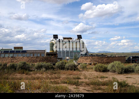 Edifici e metodi di costruzione a Earthship Biotecture appena outsde di Taos, Nuovo Messico.bat è il centro principale del campus. Foto Stock