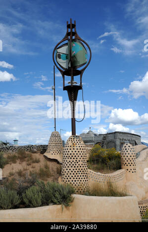 Edifici e metodi di costruzione a Earthship Biotecture appena outsde di Taos, Nuovo Messico.bat è il centro principale del campus. Foto Stock