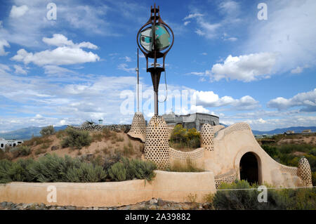 Edifici e metodi di costruzione a Earthship Biotecture appena outsde di Taos, Nuovo Messico.bat è il centro principale del campus. Foto Stock