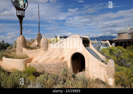 Edifici e metodi di costruzione a Earthship Biotecture appena outsde di Taos, Nuovo Messico.bat è il centro principale del campus. Foto Stock