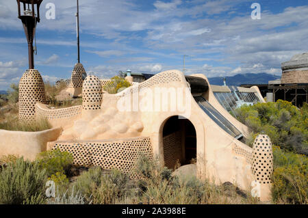 Edifici e metodi di costruzione a Earthship Biotecture appena outsde di Taos, Nuovo Messico.bat è il centro principale del campus. Foto Stock