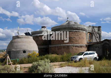 Edifici e metodi di costruzione a Earthship Biotecture appena outsde di Taos, Nuovo Messico.bat è il centro principale del campus. Foto Stock