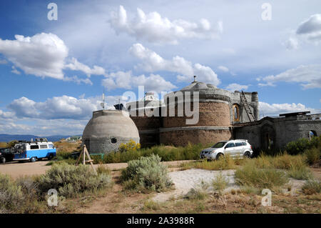 Edifici e metodi di costruzione a Earthship Biotecture appena outsde di Taos, Nuovo Messico.bat è il centro principale del campus. Foto Stock