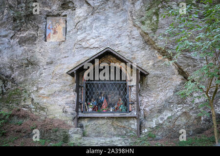 Display religiosa sul percorso verso, Hainzenberg, chiesa di pellegrinaggio Maria Rast, valle Zillertal, di Zell am Ziller, Tirolo, Austria Foto Stock