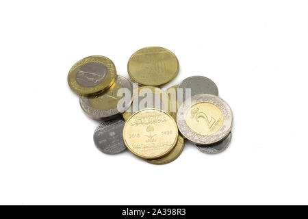 Una collezione di Arabia Saudita monete isolato, shot close up in macro su un bianco, sfondo pulito Foto Stock