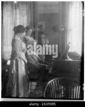 Samuel Clemens con Clara Clemens e la sua amica Miss Marie Nichols Foto Stock