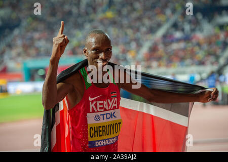 Doha in Qatar. 6 ottobre 2019. Timothy Cheruiyot del Kenya celebra la sua vittoria nel 1500m finale del giorno 10 del XVII IAAF mondiale di atletica Doha 2019 Al Khalifa International Stadium il 6 ottobre 2019 a Doha, in Qatar. Gary Mitchell/ Alamy Live News Foto Stock