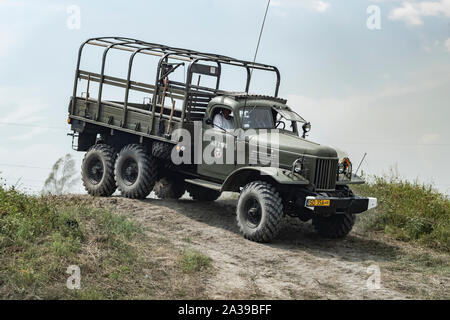 T egli Soviet off-road carrello ZIL-157 sulla collina durante i veicoli militari Rally 'Operazione Tempesta' a Trzebinia, Polonia Foto Stock