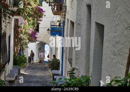 Le strade del villaggio di Cadaques in Gerona Foto Stock