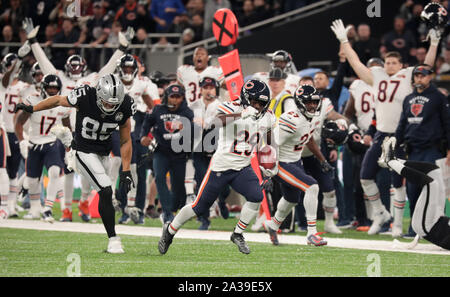 Londra, Regno Unito. 06 ott 2019. Chicago Bears running back Tarik Cohen restituisce la sfera contro Oakland Raiders nella NFL serie di Londra a Londra Domenica, Ottobre 06, 2019.Oakland Raiders beat Chicago Bears 24-21. Foto di Hugo Philpott/UPI Credito: UPI/Alamy Live News Foto Stock