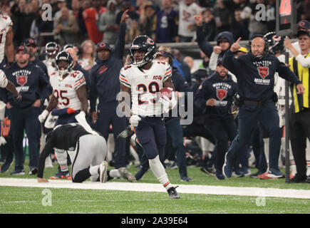 Londra, Regno Unito. 06 ott 2019. Chicago Bear's running back Tarik Cohen restituisce la sfera contro Oakland Raiders nella NFL serie di Londra a Londra Domenica, Ottobre 06, 2019.Oakland Raiders beat Chicago Bears 24-21. Foto di Hugo Philpott/UPI Credito: UPI/Alamy Live News Foto Stock