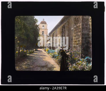 Santa Barbara Mission, 2201 Laguna Street, Santa Barbara, California. Frate nella corte del giardino Foto Stock