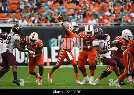 Giardini di Miami, Florida, Stati Uniti d'America. 5 Ottobre, 2019. NÕKosi Perry #5 di Miami in azione durante il NCAA Football gioco tra gli uragani di Miami e Virginia Tech Hokies in giardini di Miami, Florida. Il Hokies sconfitto gli uragani 42-35. Credito: csm/Alamy Live News Foto Stock