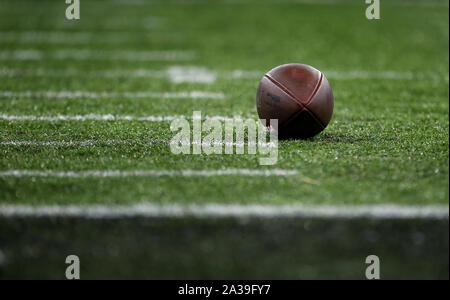 Vista generale della palla durante la NFL International Series corrispondono a Tottenham Hotspur Stadium, Londra. Foto Stock