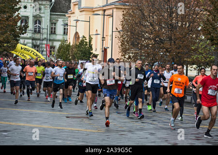 Di Zrenjanin, Serbia, Ottobre 06. 2019.Un folto gruppo di concorrenti inizia dalla linea di partenza alle 4 di Zrenjanin mezza maratona per le vie della città. Foto Stock