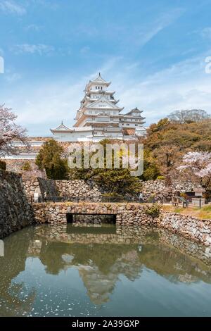 La riflessione di acqua nel fossato del castello di Himeji, Himeji-jo, Shirasagijo o airone bianco, il castello di Himeji, Prefettura di Hyogo, Giappone Foto Stock