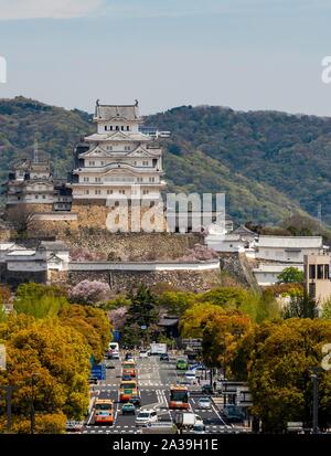 Street e il City Himeji, il castello di Himeji, Himeji-jo, Shirasagijo o airone bianco, il castello di Himeji, Prefettura di Hyogo, Giappone Foto Stock