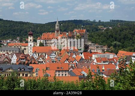 Vista della città con il castello e la chiesa di St. Johann, Sigmaringen, Baden-Württemberg, Germania Foto Stock